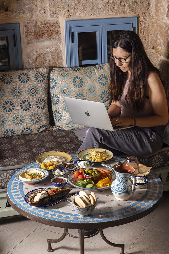 מלון ערבסק - אישה בארוחת בוקר