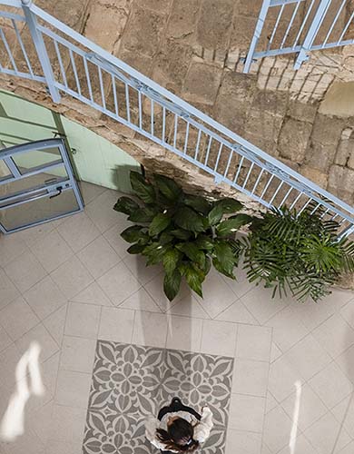 מלון ערבסק - מדרגות במלון