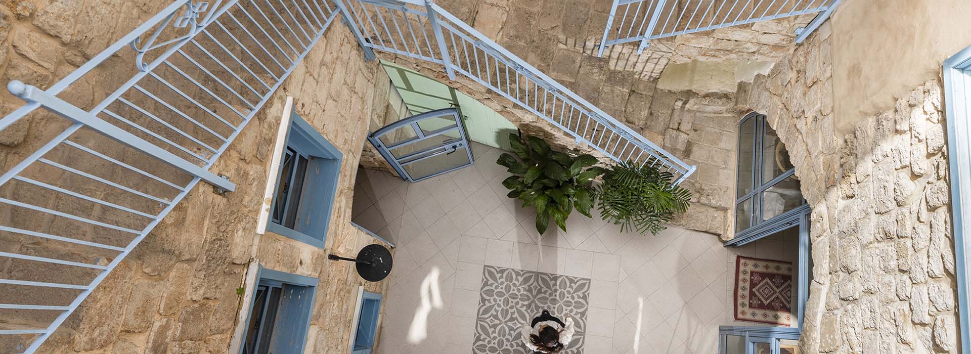 מלון ערבסק - מדרגות במלון